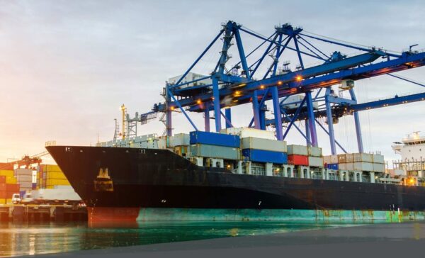 Фото грузового судна с контейнерами в порту